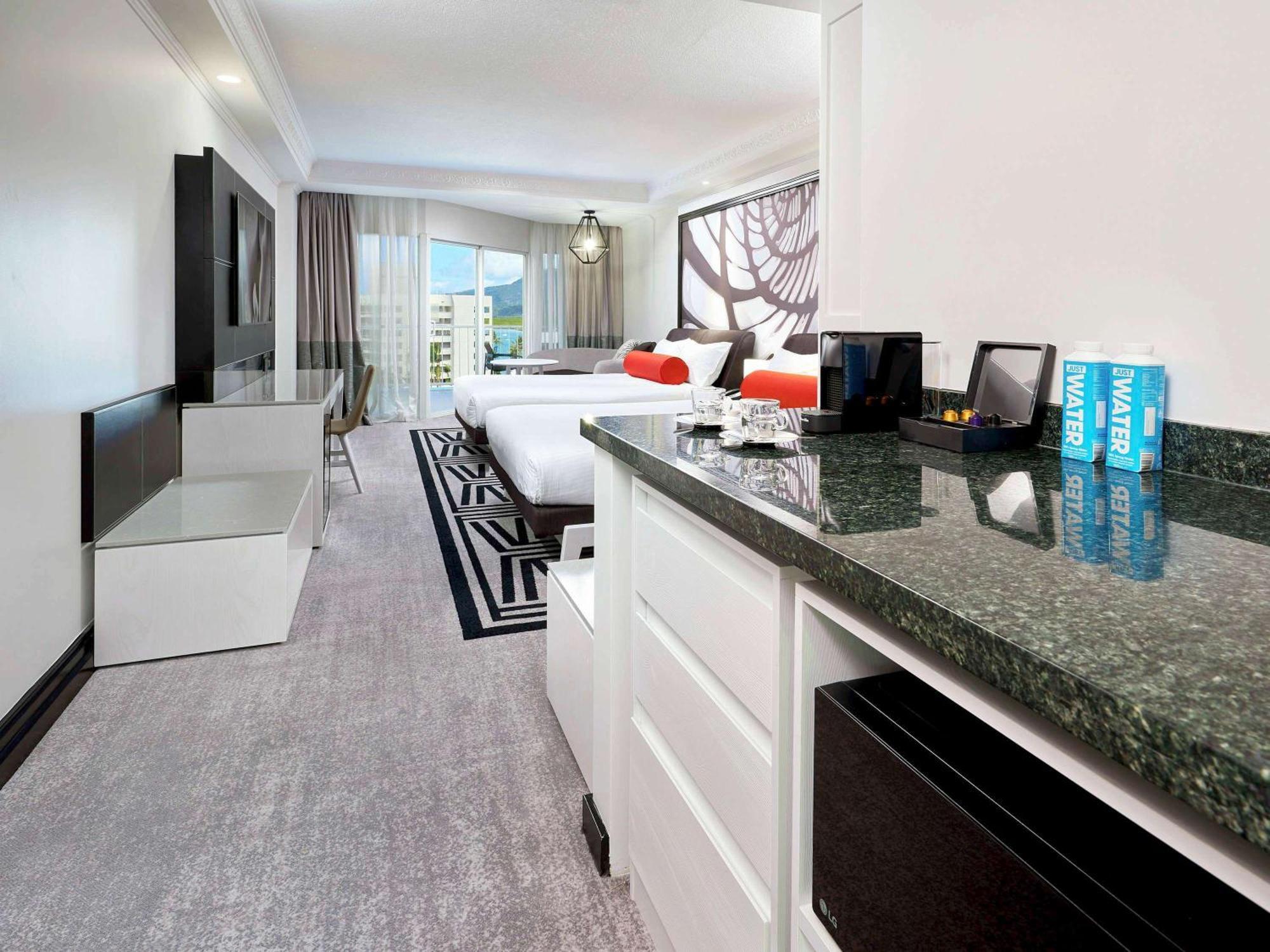 Отель Pullman Cairns International Экстерьер фото