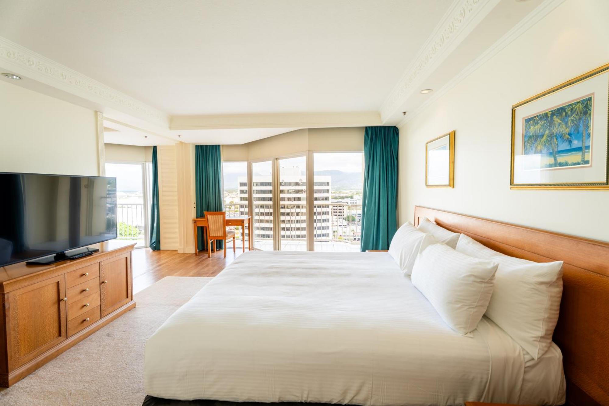 Отель Pullman Cairns International Экстерьер фото