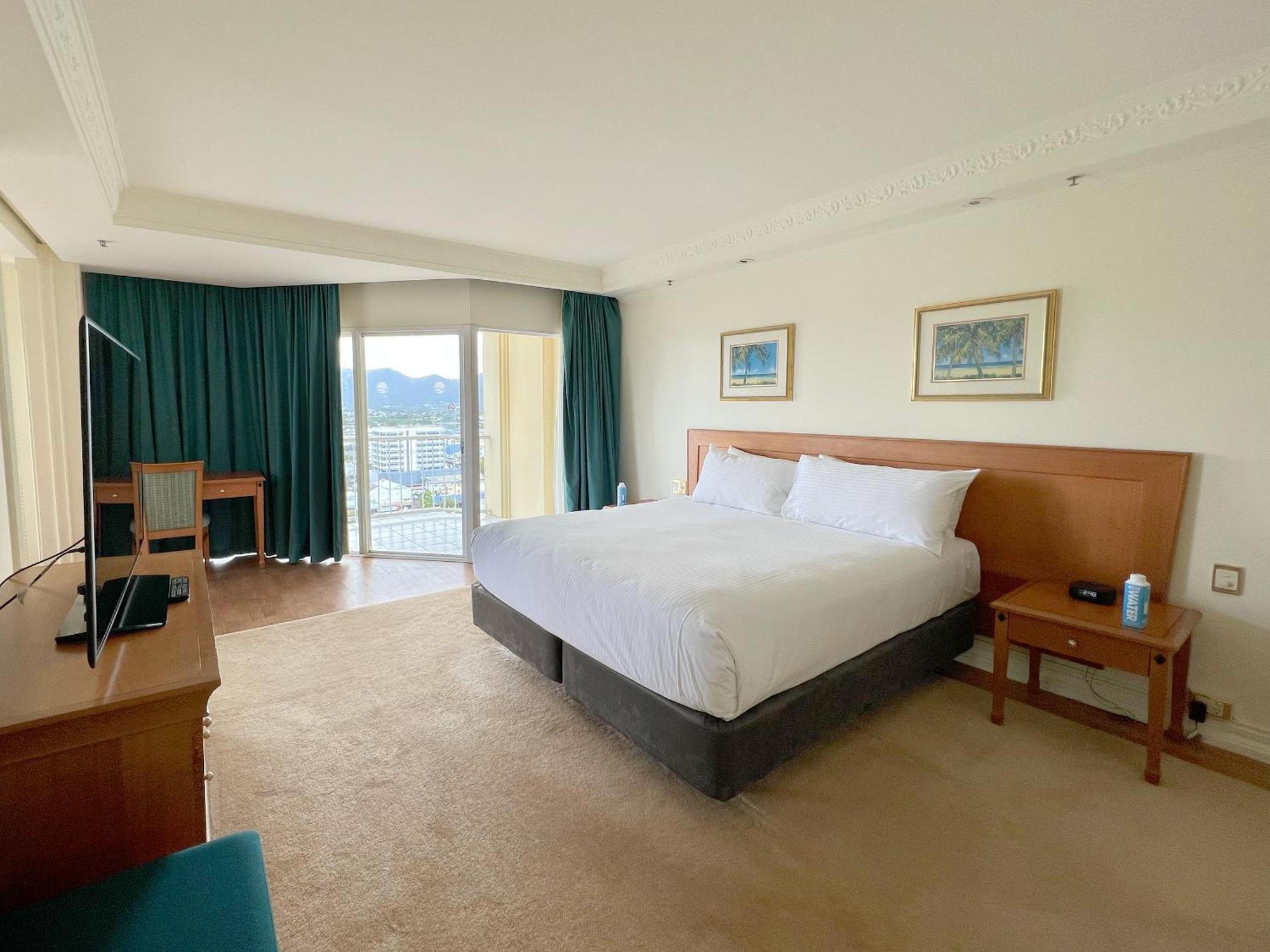 Отель Pullman Cairns International Экстерьер фото